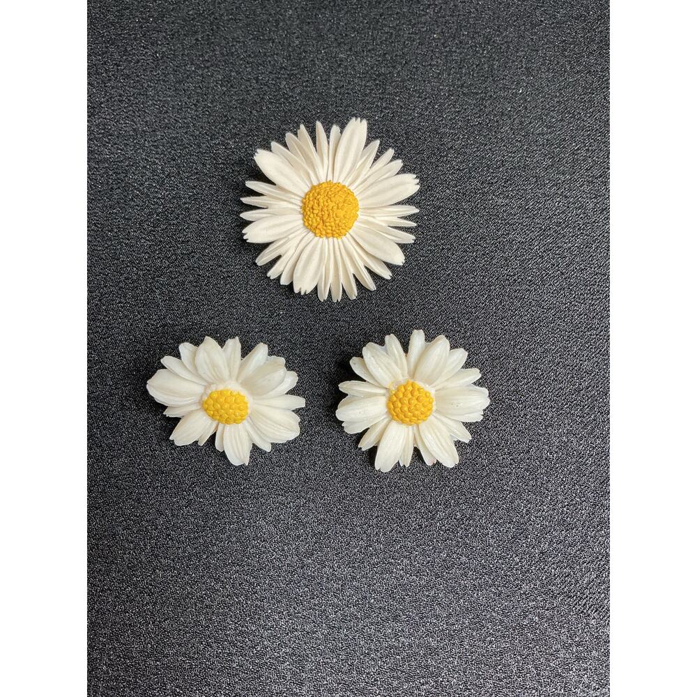 Vintage Sarah Coventry Daisy Celluloid Brooch and Clip Earrings Set